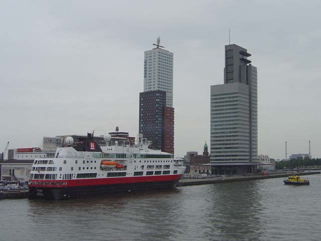 Cruiseschip ms Fram van Hurtigruten aan de Cruise Terminal Rotterdam